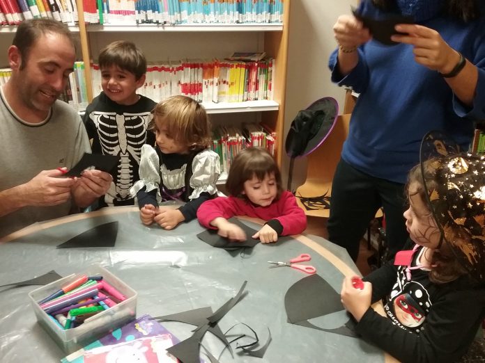 Niños y adultos en el taller de la Biblioteca grausina (Foto: Angel Gayúbar)