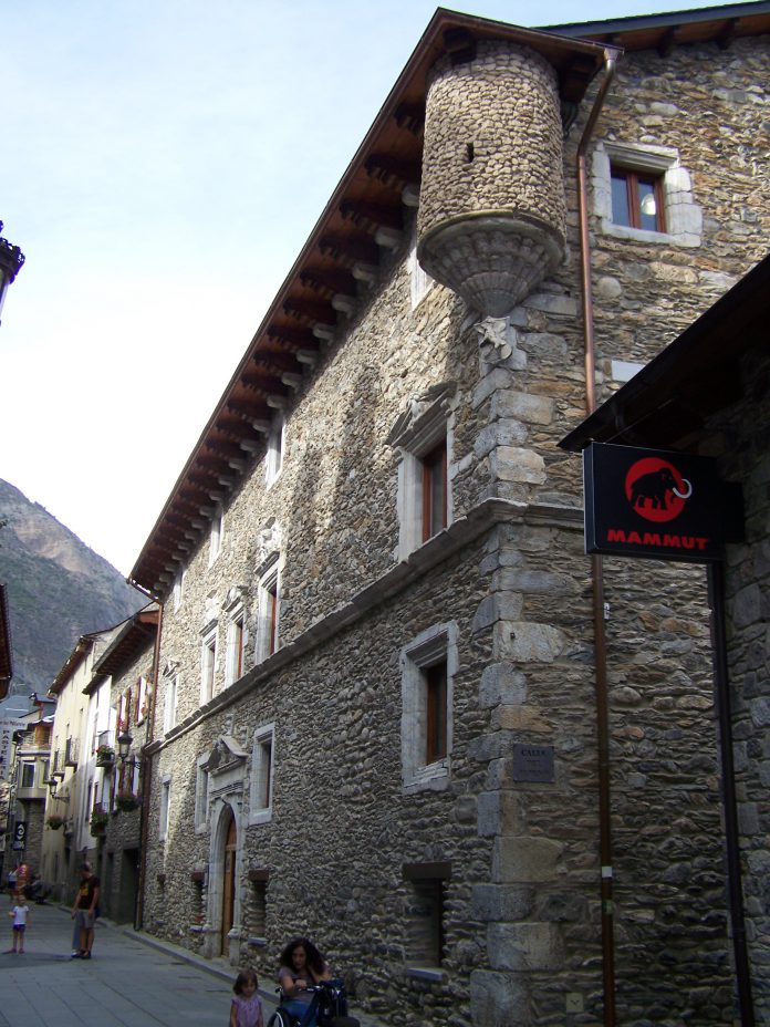 Palacio de los condes de Ribagorza, en Benasque, una de las mejores muestras de arquitectura civil del Valle (Foto: Angel Gayúbar)