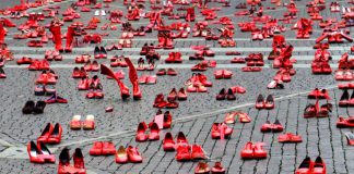 Zapatos rojos y una andada solidaria contra la violencia de género en Monzón