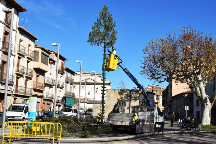 Montaje de árbol de Navidad en Graus (Foto: Angel Gayúbar)