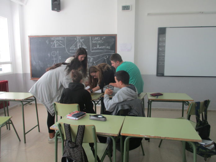 Participantes en uno d elos talleres (Foto: IES Baltasar Gracián)