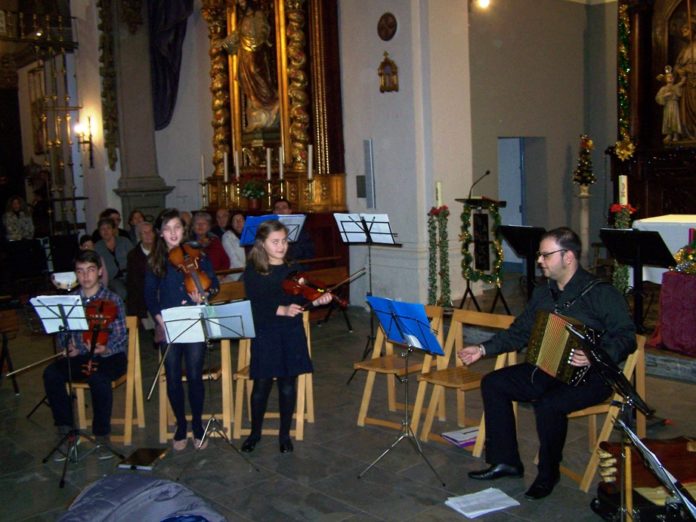 Una de las interpretaciones del anterior concierto solidario de Navidad (Foto: Angel Gayúbar)