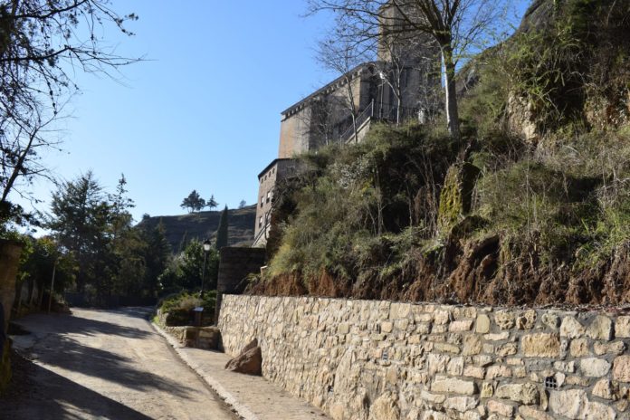 Tramo del muro que flanquea el camino de acceso a la Peña que se ha acondicionado (Foto: Angel Gayúbar)