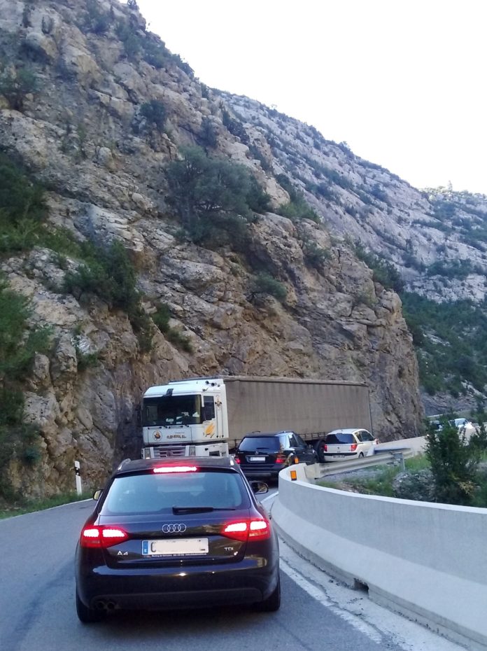 Tapón en la carretera N-260, una imagen que está próxima a ser historia (Foto: Servicio especial)