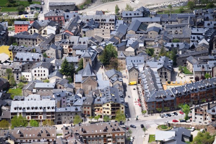 Vista de Benasque, una de las localidades afectadas por este plan de depuración del pirineo (Foto: Angel Gayúbar)