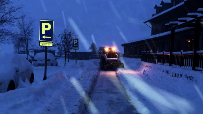 Limpieza de la nieve en los Llanos del Hospital (Foto: Jorge Mayoral)