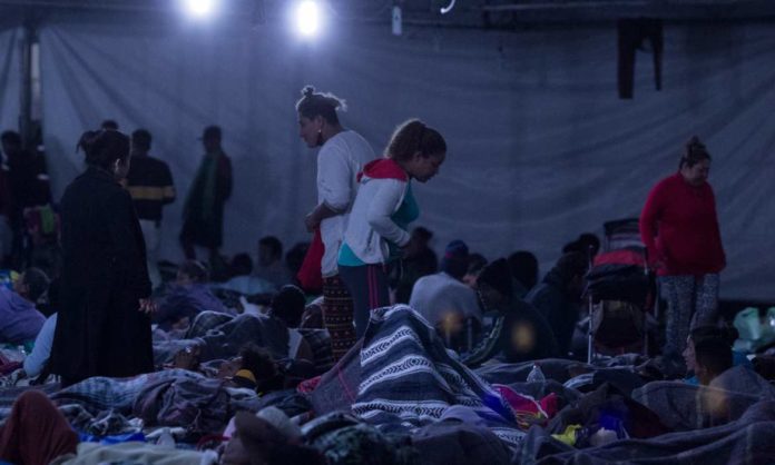 CIUDAD DE MÉXICO, 06NOVIEMBRE2018.- Cubiertos con mantas, chamarras y colchonetas, miles de migrantes hondureños, integrantes de la llamada Caravana Migrante, duermen en las inmediacionesdel estadio Jesús Martínez “Palillo”, de la colonia Magdalena Mixhuca. FOTO: GALO CAÑAS /CUARTOSCURO.COM