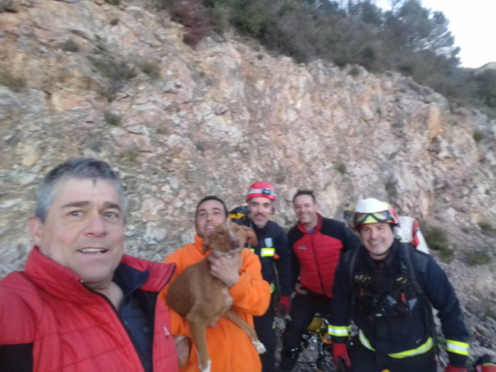 El grupo con el perro rescatado (Foto: SEISPC)