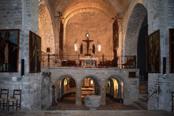 Retratos de obispos rotenses en la catedral de San Vicente y cripta en la que se guardan los restos de san Valero (Foto: Angel Gayúbar)