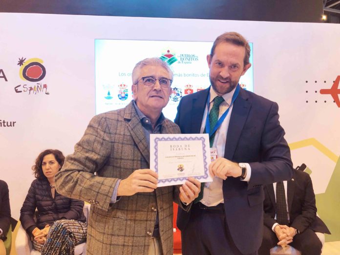 El alcalde Isábena recibe la certificación de Roda como uno de los pueblos más bonitos de España (Foto: Servicio especial)