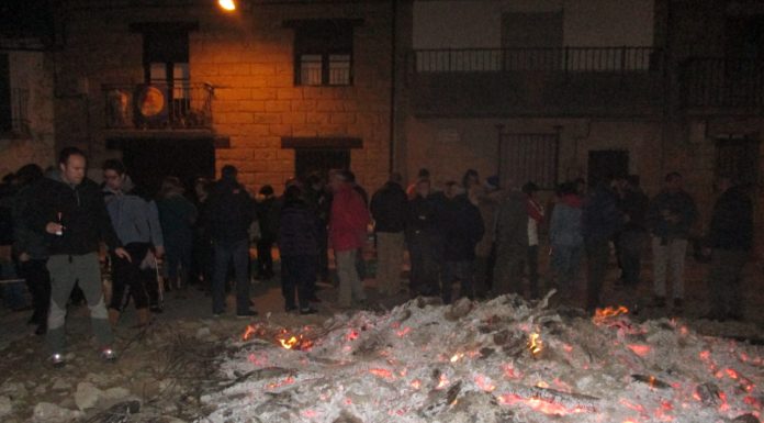 Animada hoguera en Biscarrués