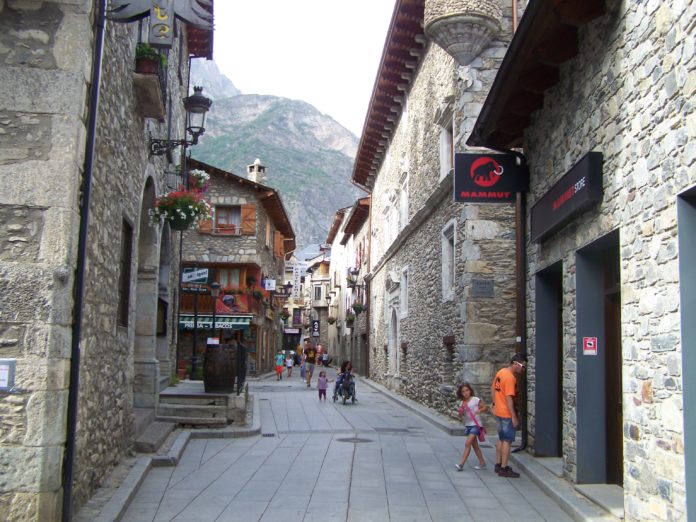 Calle Mayor de Benasque (Foto: Angel Gayúbar)