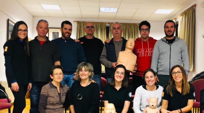 Instalación de un desfibrilador con un curso de RCP en Biscarrués