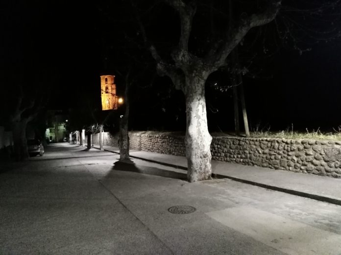 Nueva iluminación en la entrada al pueblo (Foto: Angel Gayúbar)