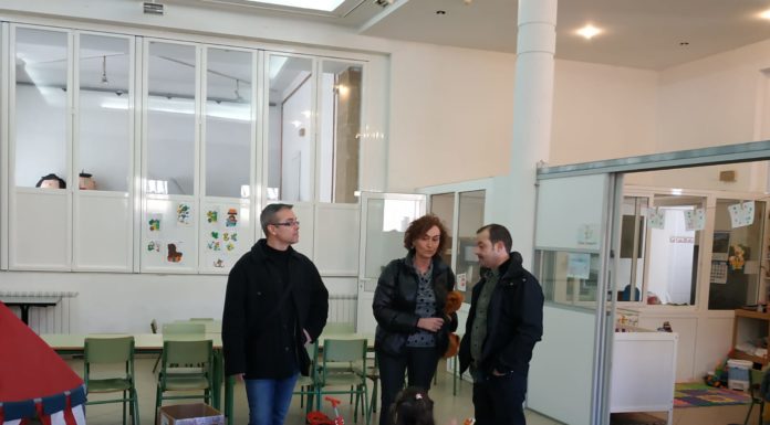 Olga Alastruey visita las obras de remodelación efectuadas en el colegio de Siétamo