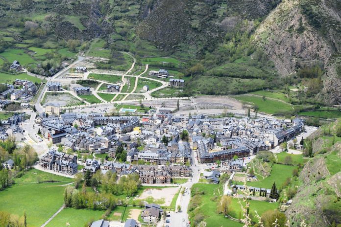 Panorámica de Benasque (Foto: Angel Gayúbar)