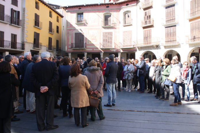 El alcalde de Graus conversa con los delegados de Torreciudad en la Plaza Mayor (Foto: José Manuel Betato)
