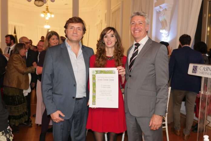 Lorena Escuer recogiendo el premio otorgado por la AEPJP