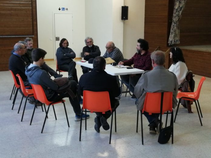 Una imagen de la asamblea celebrada el pasado viernes en Puente de Montañana (Foto: Plataforma anti LAT)