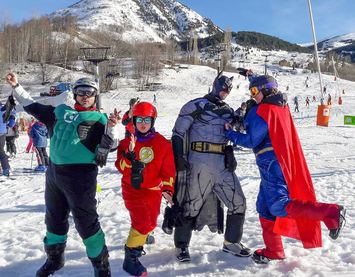 Super héroes en un anterior carnaval de Aramon Cerler (Foto: Servicio especial)