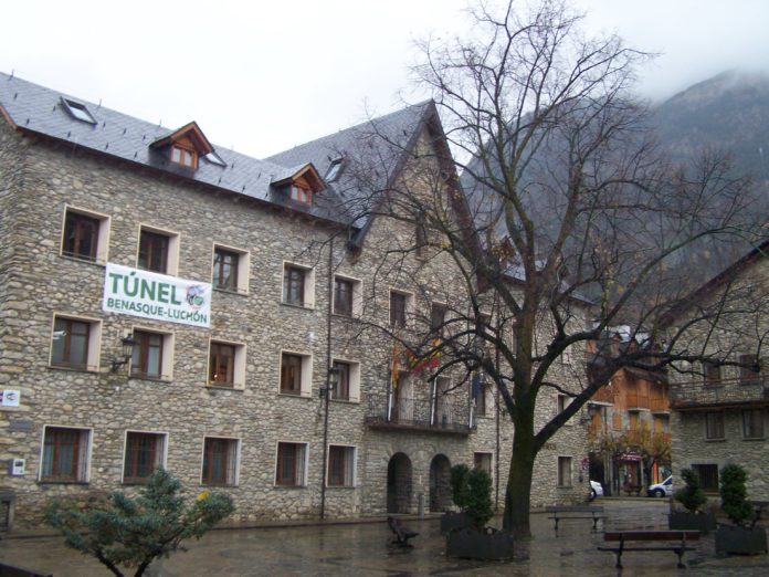Pancarta reclamando el túnel en el ayuntamiento de Benasque (Foto: Angel Gayúbar)