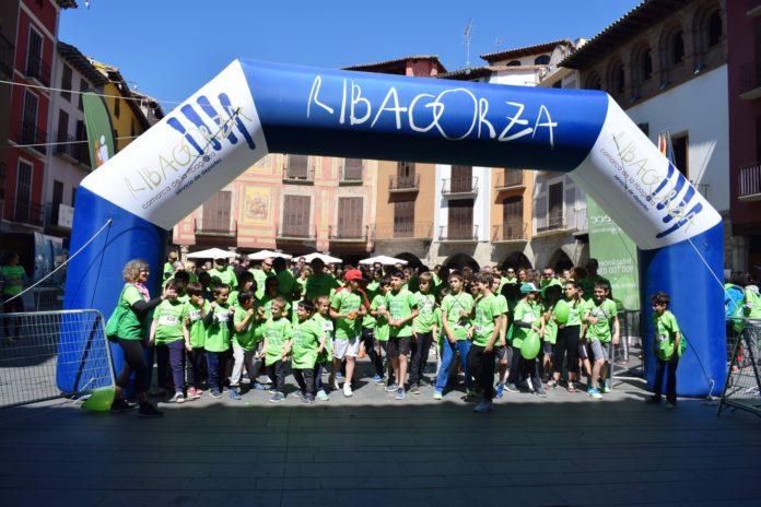 Los niños abrieron la marcha en la carrera contra el cáncer en Graus (Foto: Angel Gayúbar)