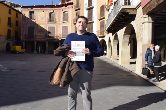 Jaime Asensio posa con su diccionario de torrense-castellano (Foto: Angel Gayúbar)
