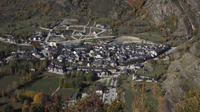 Benasque, en la imagen, vive desde el jueves sus fiestas patronales (Foto: Angel Gayúbar)