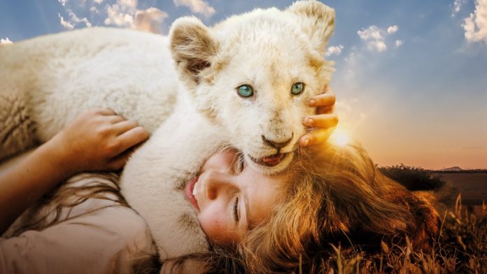 Fotograma de la película Mía y el león blanco