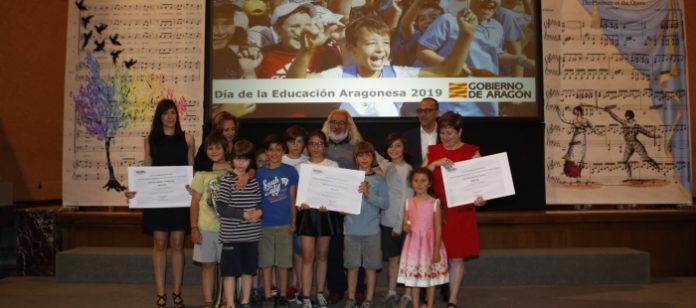 José Luis Soanilla, centro, junto con otros galardonados (Foto: Gobierno de Aragón)