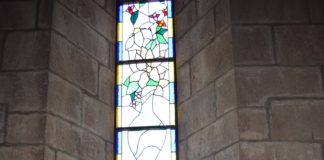 José manuel Buetas ante su vidriera instalada en la basílica de La Peña (Foto: Angel Gayúbar)