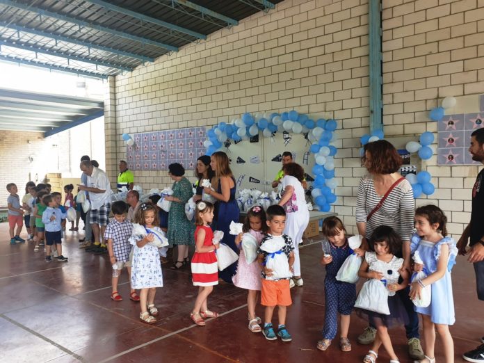 Escolares grausinos recibiendo el papelón (Foto: Angel Gayúbar)