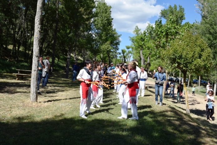 Los danzantes acompañan el cortejo procesional del último día de la Novena del santo (Foto: Angel Gayúbar)