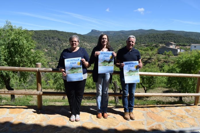 Los representantes municipales posan con el cartel del próximo Secastilla Folk (Foto: Angel Gayúbar)