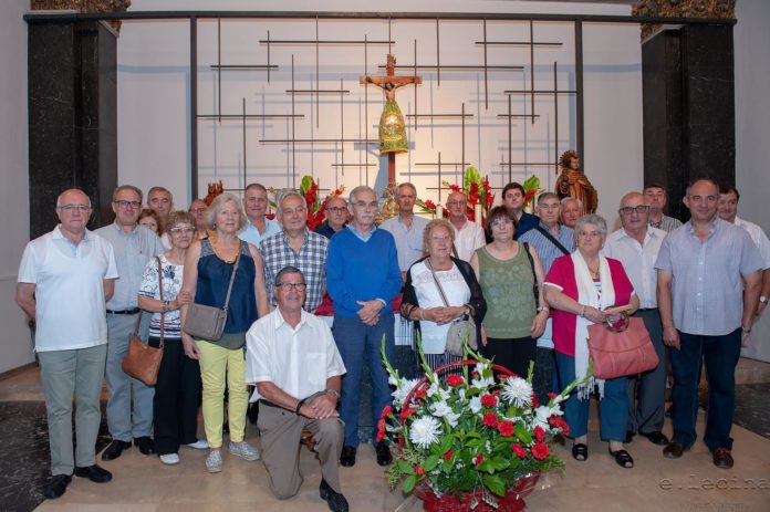Cofrades oscenses y grausinos en la capilla del Santo Cristo de la iglesia de Graus (Foto: Servicio especial)