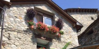 Edificio de Cerler ornamentado con flores y plantas (Foto: Swervicio especial)