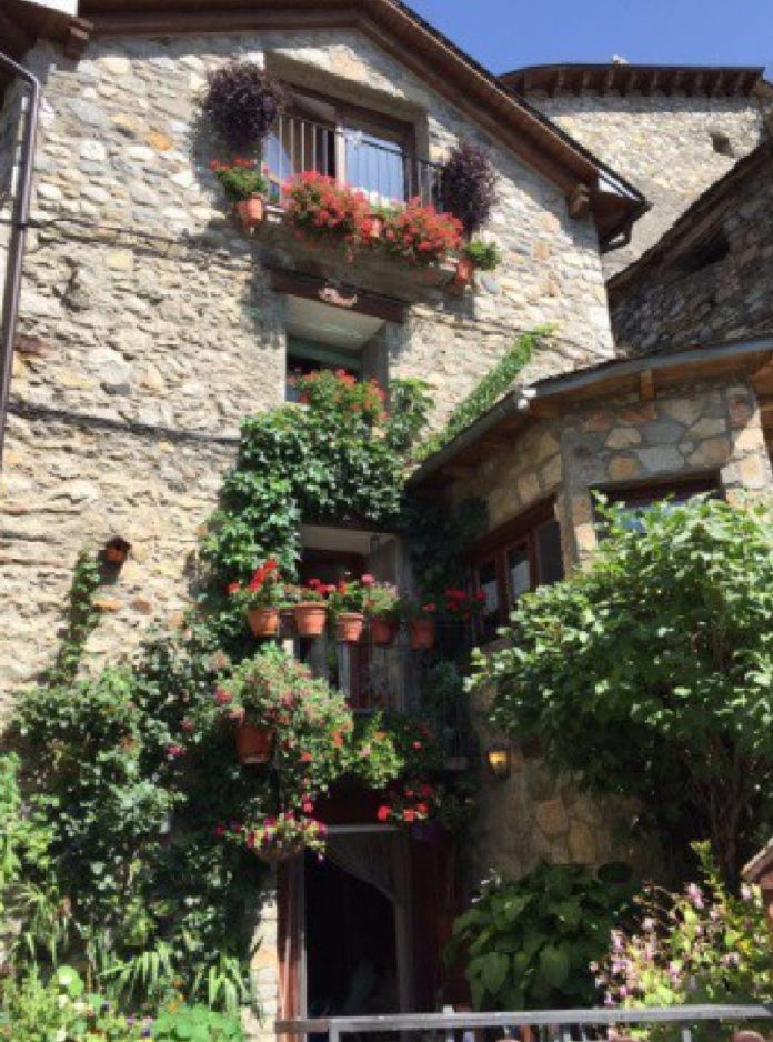 Edificio de Cerler ornamentado con flores y plantas (Foto: Swervicio especial)