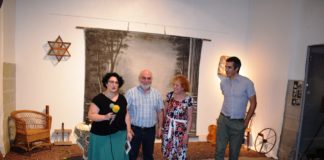 La alcaldesa de Graus, Gema Betorz, el técnico de la DPH José Miguel Pesqué, la nieta del fotógrafo, Carmen Burrel, y el comisario Jorge Mur en la inauguración de la muestra (Foto: Angel Gayúbar)