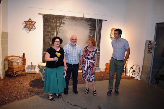 Inauguración de la exposición 1 (1) La alcaldesa de Graus, Gema Betorz, el técnico de la DPH José Miguel Pesqué, la nieta del fotógrafo, Carmen Burrel, y el comisario Jorge Mur en la inauguración de la muestra (Foto: Angel Gayúbar)