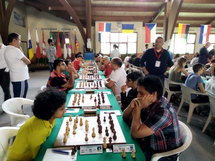La lider de la clasificación femenina Rout Padmini contra Cristhian Cruz (Foto: José Luis Pellicer)