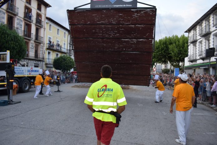 Momento del volteo de la parrilla, uno de los más espectaculares de la Fiesta (Foto: Angel Gayúbar)