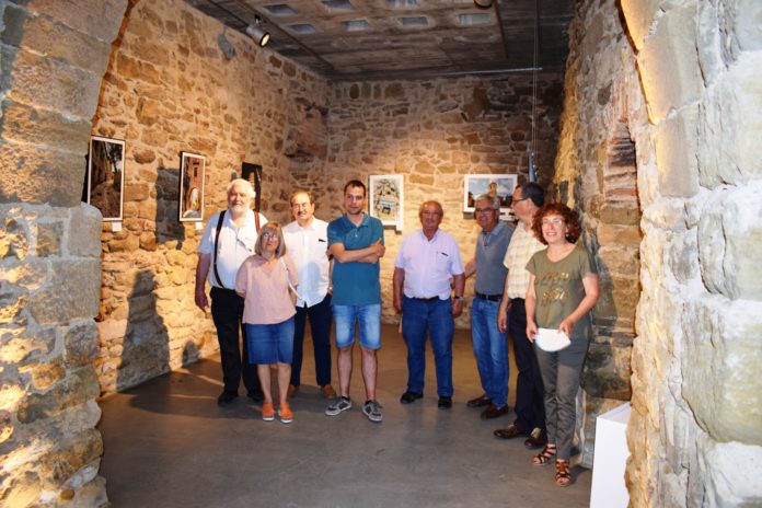 Representantes de las entidades colaboradoras en el montaje de la exposición (Foto: Angel Gayúbar)