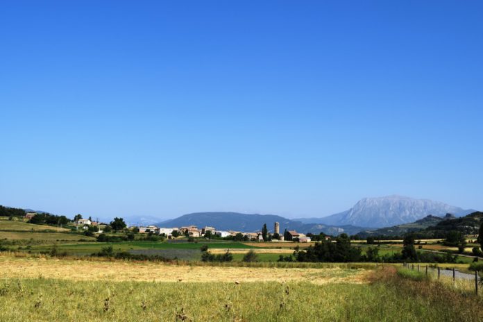 Vista de Cajigar, una de las localidades que se incorporana la línea de ayudas pr la presencia del osos y del lobo (Foto: Angel Gayúbar)