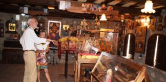 El sorprendente Museo de Iconos “Virgen de la Peña”, un canto al ecumenismo en Graus. Constancio e Itziar en una de las salas del Museo (Foto: Angel Gayúbar)