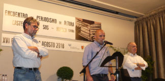 El alcalde de Castejón de Sos, José Manuel Abad, inaugura la edición anterior del Encuentro de Periodismo de Altura junto con el presidente de la DPH, Miguel Gracia, y el periodista Enrique Serbeto (Foto: Servicio especial)