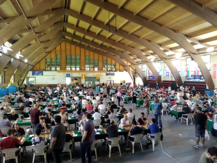 El pabellón polideportivo benasqués acoge numerosas actividades entre las que destaca el Open Internacional de Ajedrez (Foto: José Luis Pellicer)