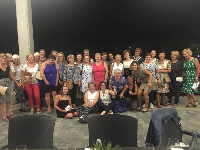Imagen de grupo d elas participantes en la cena (Foto: Angel Gayúbar)