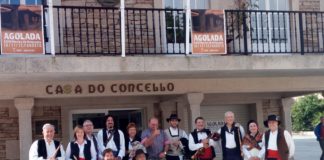 Los Gaiteros de Graus y sus anfitriones ante la casa consistorial de Agolada (Foto: Guillermo Larruy)