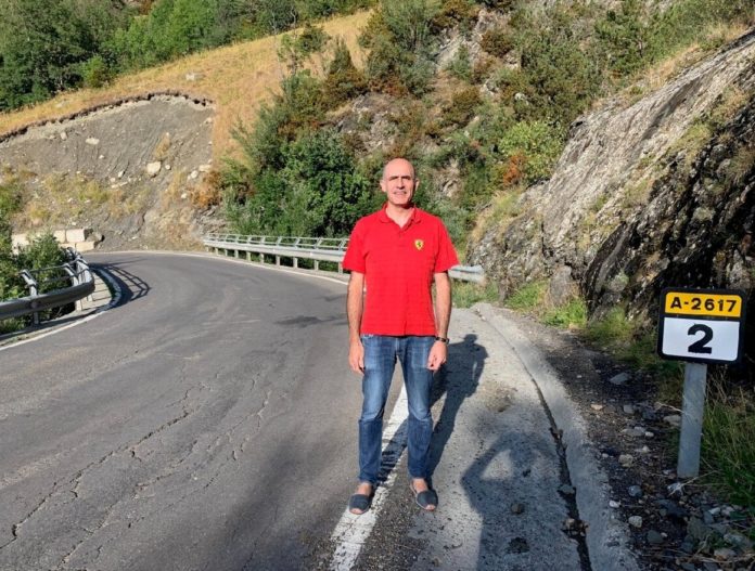 Manuel Mora ante la curva de los puentes de la carretera de Cerler (Foto: Servicio especial)