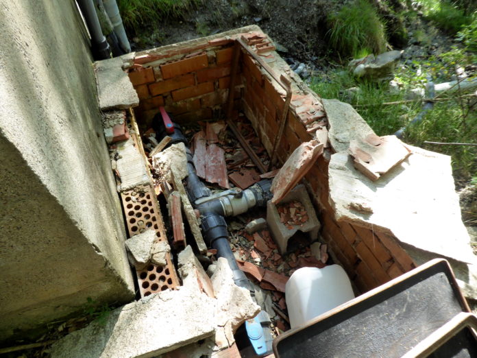 Estado de unos tubos de captación de agua potable (Foto: Asociación Pico Sarllé
